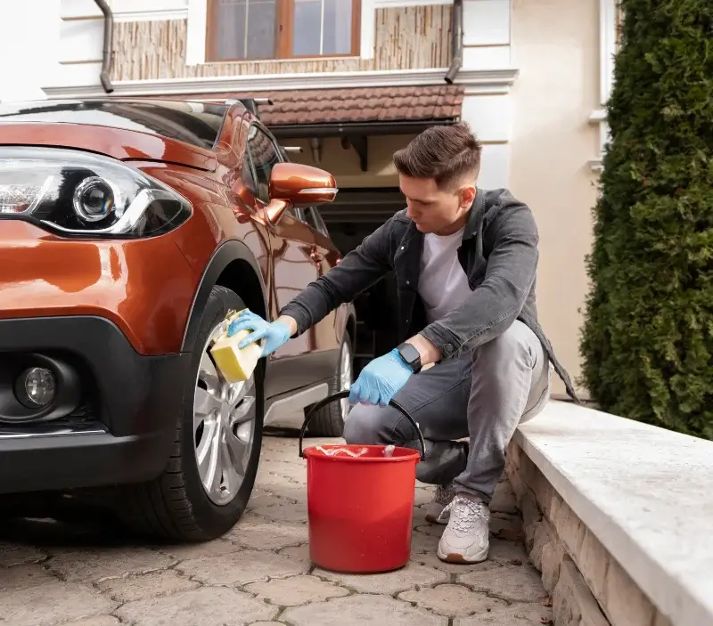 Lavage auto à domicile Châtelain : professionnel intervenant sur un véhicule